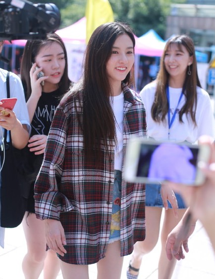 宋祖儿北电报到，现身引爆全场