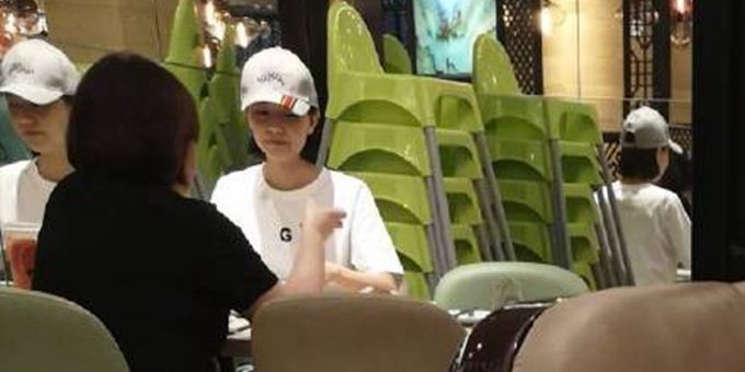 网友偶遇高圆圆，婆媳俩探班赵又廷