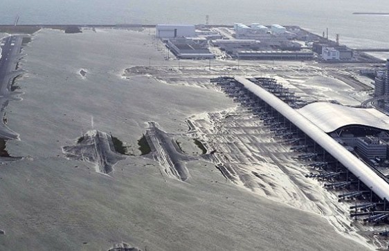 大阪关西机场被淹，发生了什么 真是太吓人了!