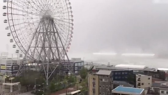 摩天轮变大风车，怎么回事？简直太吓人了！