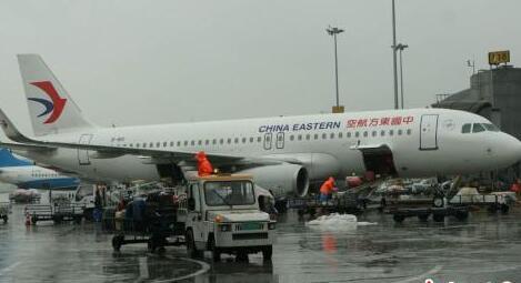 成都机场遭遇雷暴，天气情况恶劣严重影响航班