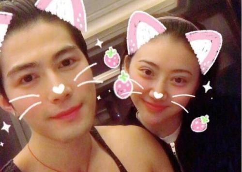 景甜陈学冬合影，搭肩合影笑容很灿烂