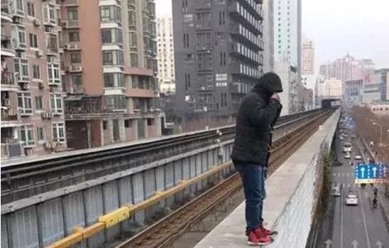 男子扬言跳轨被判刑，致30万乘客滞留