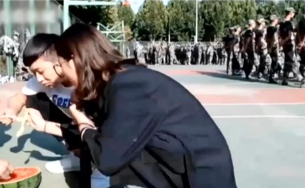 吃西瓜诱惑军训生，史上最惨吃瓜群众