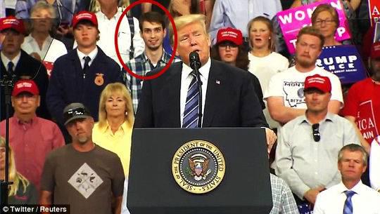 男子抢特朗普风头，背后男子因表情太丰富被请走