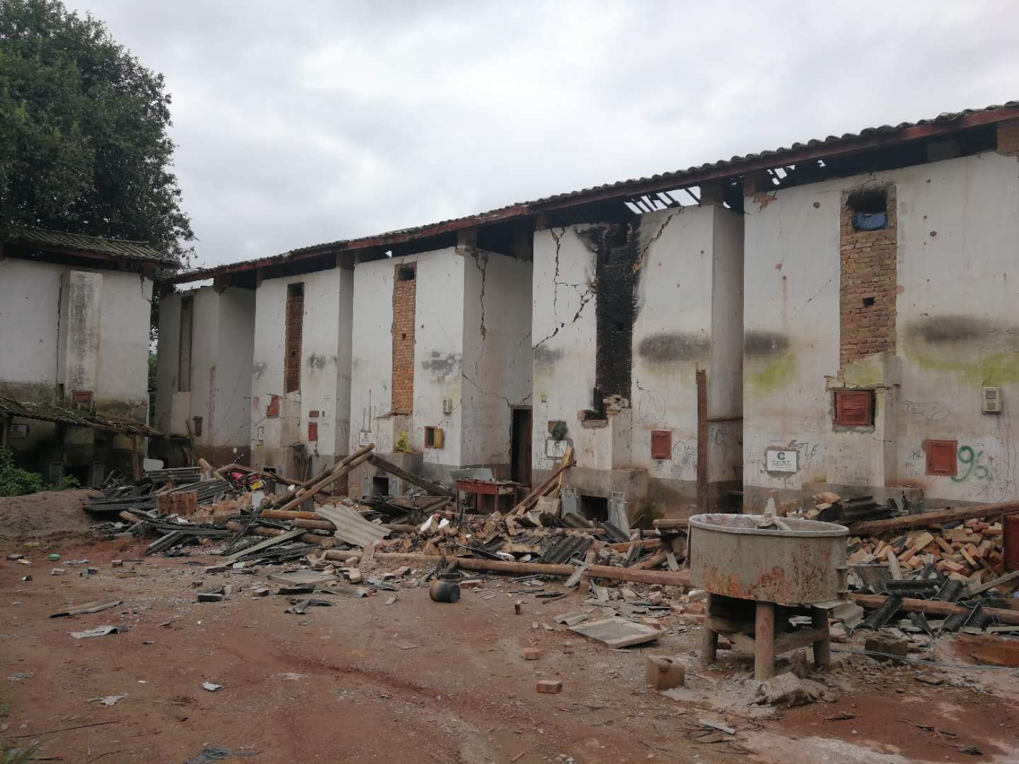 墨江地震发生瞬间，民众发现房屋摇晃转急忙就跑出去