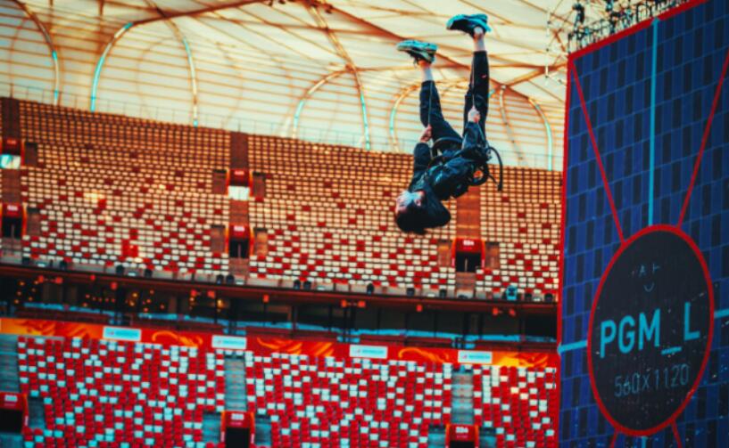 华晨宇鸟巢高空翻，挑战威亚高空翻绝技