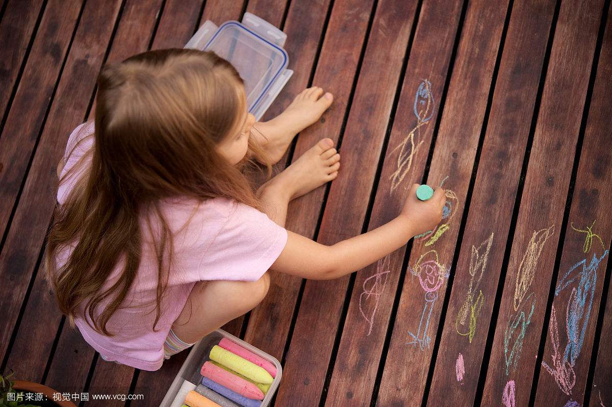 女童爬上车顶被罚，父亲疏于看管被处罚