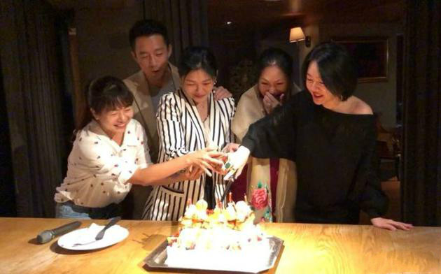 汪小菲丈母娘庆生，与大S亲密搂腰恩爱十足