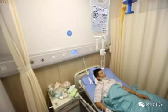 制服嫌犯被割喉，制服嫌犯为什么被割喉是什么情况？