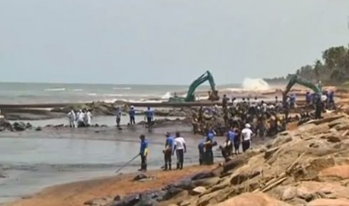 斯里兰卡燃油泄漏，斯里兰出动300名军警清理
