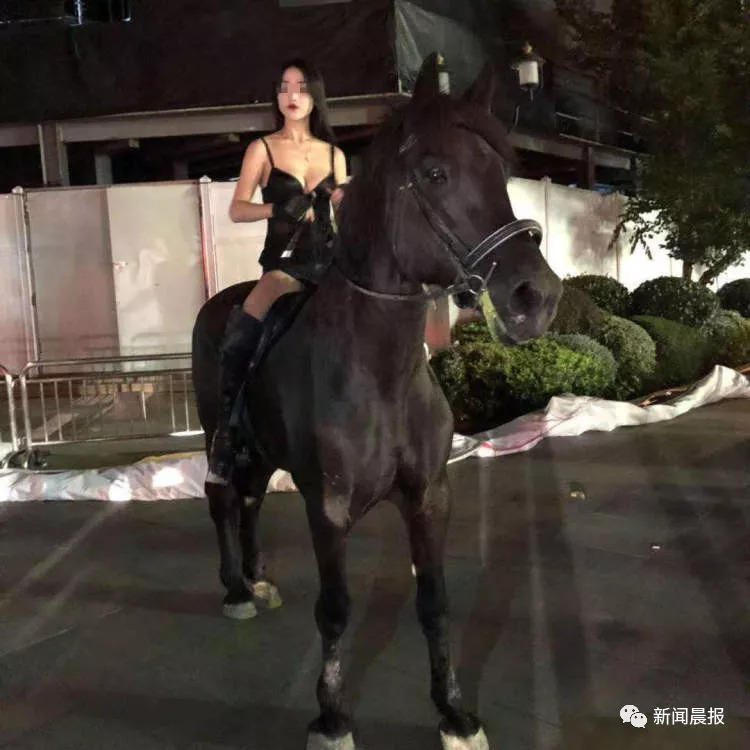 女子深夜骑马，公安已对其作出行政警告