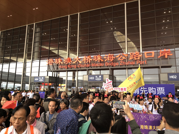 港珠澳大桥首日，港珠澳大桥首日超3万人抵港