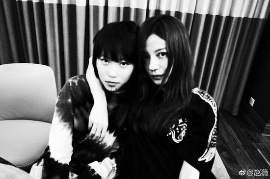 赵薇窦靖童晒合影，亲密揽肩并夸赞漂亮的小孩